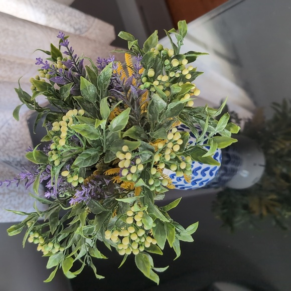 Ceramic vase with faux flowers - Picture 3 of 3